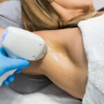 Read more about the article Skąd biorą się odczucia ciepła i jak chłodzenie zmienia komfort depilacji laserowej