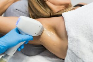 Read more about the article Skąd biorą się odczucia ciepła i jak chłodzenie zmienia komfort depilacji laserowej